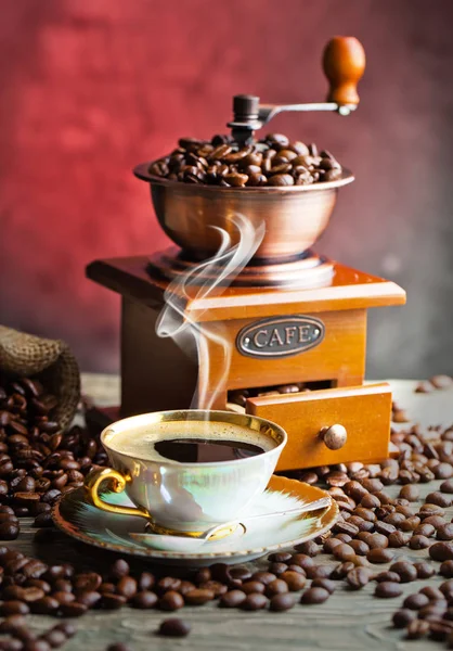 Eski arka plan üzerinde siyah kahve