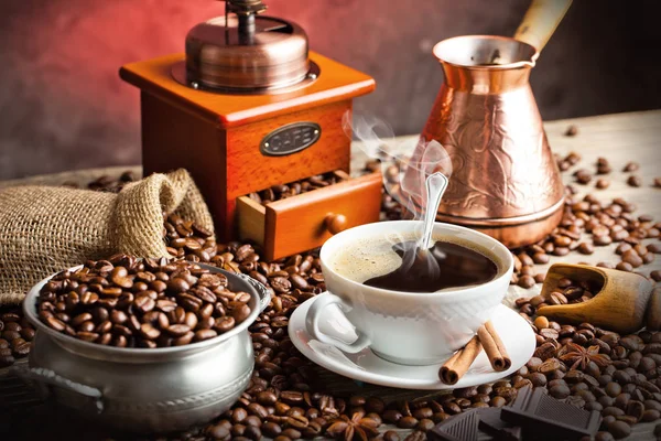 Eski arka plan üzerinde siyah kahve