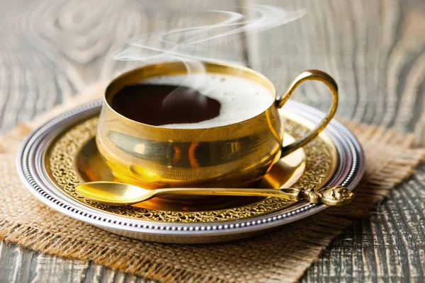 Eski arka plan üzerinde siyah kahve