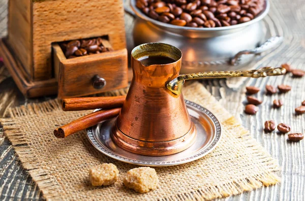 Café negro en el fondo viejo — Foto de Stock