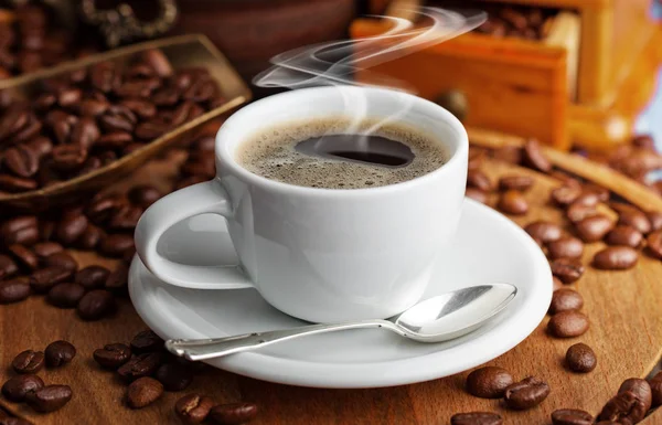 Schwarzer Kaffee auf altem Hintergrund — Stockfoto