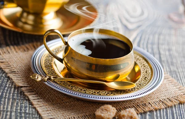 Eski arka plan üzerinde siyah kahve