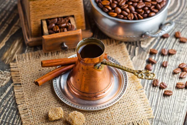 Eski arka plan üzerinde siyah kahve