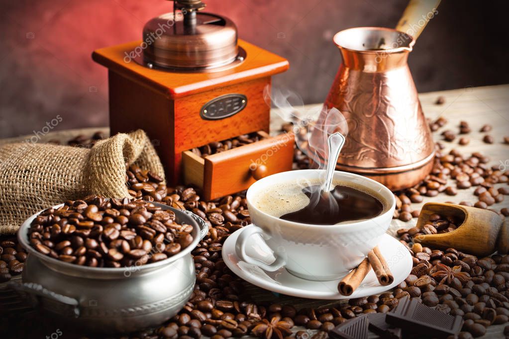 Café negro en el fondo antiguo — Fotos de Stock © Kar