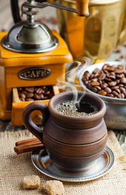 Eski arka plan üzerinde siyah kahve