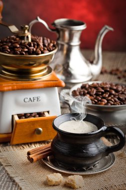 Eski arka plan üzerinde siyah kahve