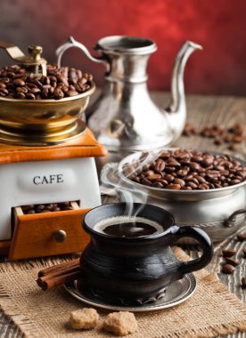 Eski arka plan üzerinde siyah kahve