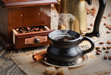 Eski arka plan üzerinde siyah kahve