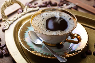 Eski arka plan üzerinde siyah kahve