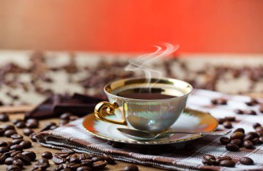 Eski arka plan üzerinde siyah kahve