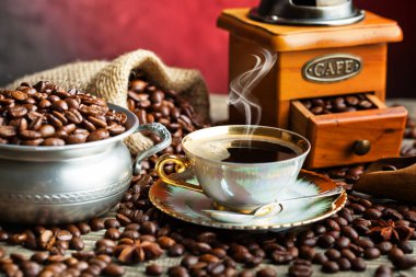 Eski arka plan üzerinde siyah kahve