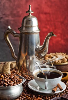 Eski arka plan üzerinde siyah kahve