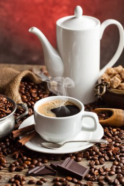 Eski arka plan üzerinde siyah kahve