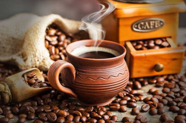 Eski arka plan üzerinde siyah kahve