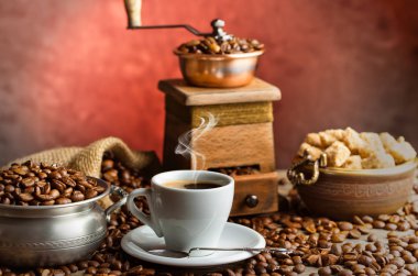 Eski arka plan üzerinde siyah kahve