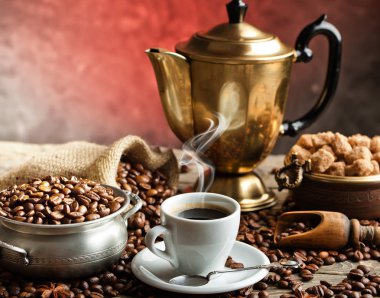 Eski arka plan üzerinde siyah kahve