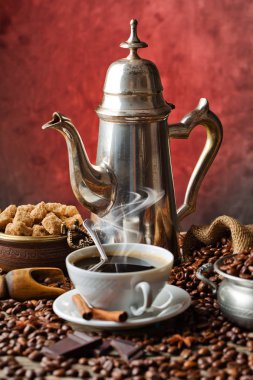 Eski arka plan üzerinde siyah kahve