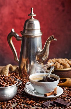 Eski arka plan üzerinde siyah kahve