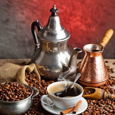 Eski arka plan üzerinde siyah kahve