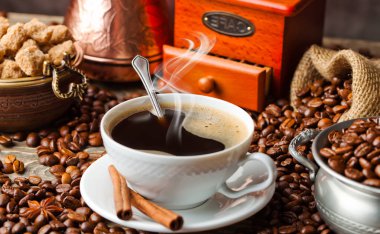 Eski arka plan üzerinde siyah kahve