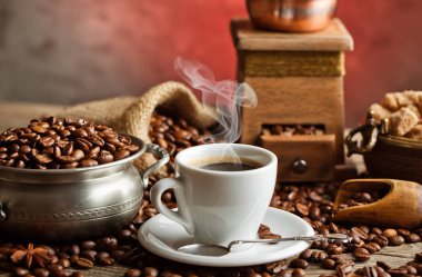 Eski arka plan üzerinde siyah kahve