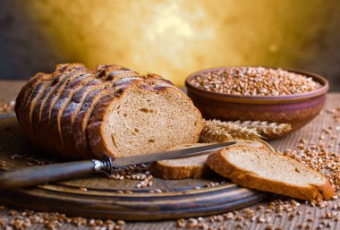 Masada çavdar ekmeği var.