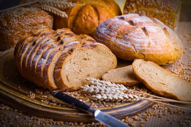 Masada çavdar ekmeği var.