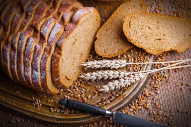 Masada çavdar ekmeği var.
