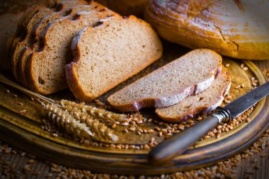 Masada çavdar ekmeği var.