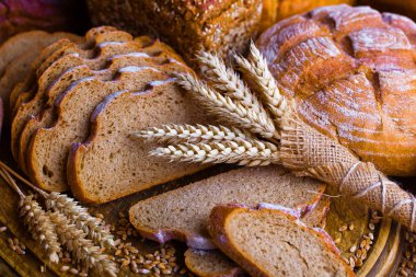 Masada çavdar ekmeği var.