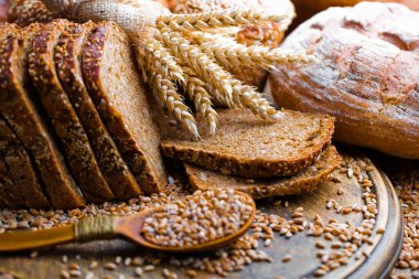 Masada çavdar ekmeği var.