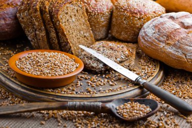 Masada çavdar ekmeği var.