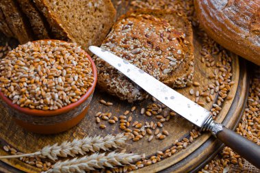 Masada çavdar ekmeği var.