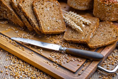 Masada çavdar ekmeği var.