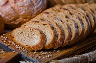 Masada çavdar ekmeği var.