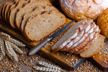 Masada çavdar ekmeği var.