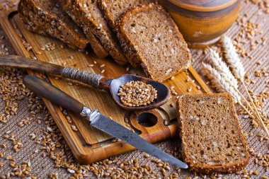 Masada çavdar ekmeği var.