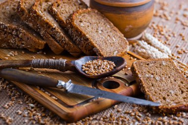 Masada çavdar ekmeği var.