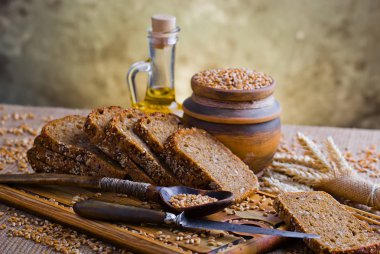 Masada çavdar ekmeği var.