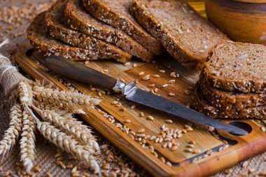 Masada çavdar ekmeği var.