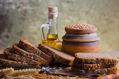 Masada çavdar ekmeği var.