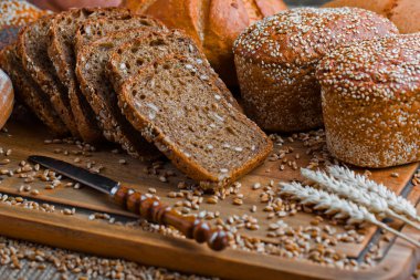 Masada çavdar ekmeği var.