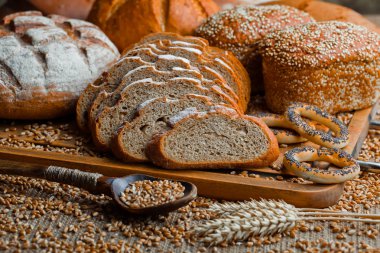 Masada çavdar ekmeği var.