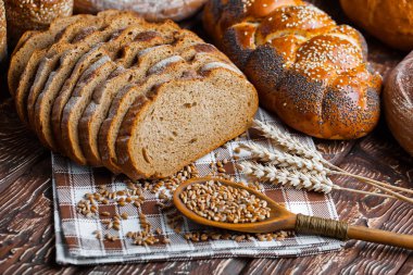 Masada çavdar ekmeği var.