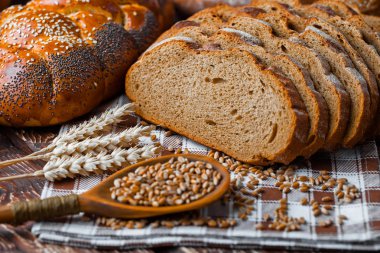 Masada çavdar ekmeği var.