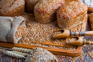 Masada çavdar ekmeği var.