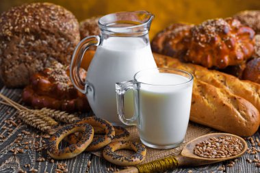 Eski arka plan üzerine bir fincan süt