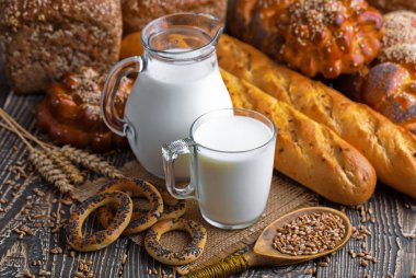 Eski arka plan üzerine bir fincan süt