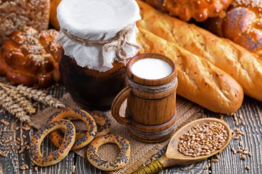 Eski arka plan üzerine bir fincan süt