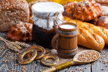 Eski arka plan üzerine bir fincan süt